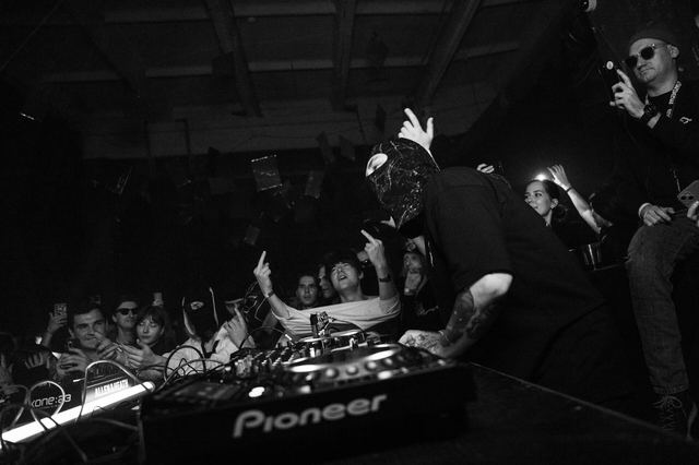 MIRROR: F2F, Gestalt archive, Minsk, frame 205